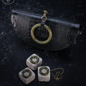ایده هماهنگی اکسسوری با کیف چرمی
